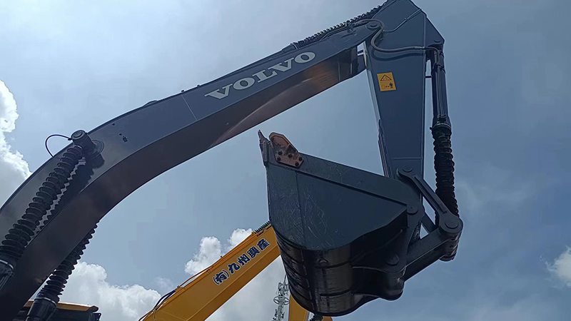 Used VOLVO EC240 Excavator