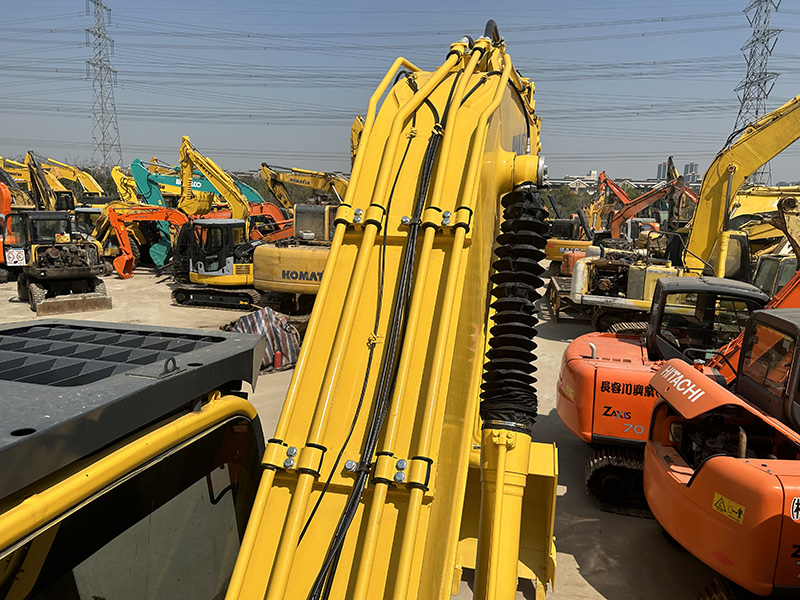 Used KOMATSU PC200-8 Excavator