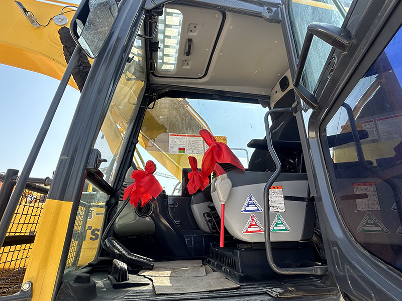 Used KOMATSU PC200-8 Excavator