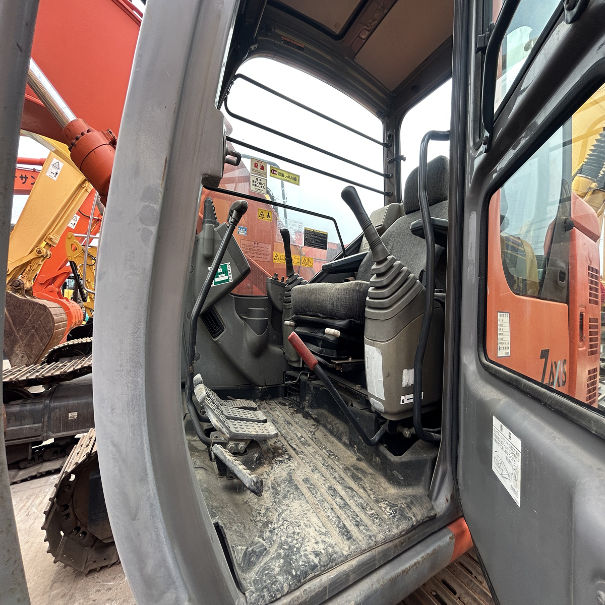 Used HITACHI ZX135 Excavator