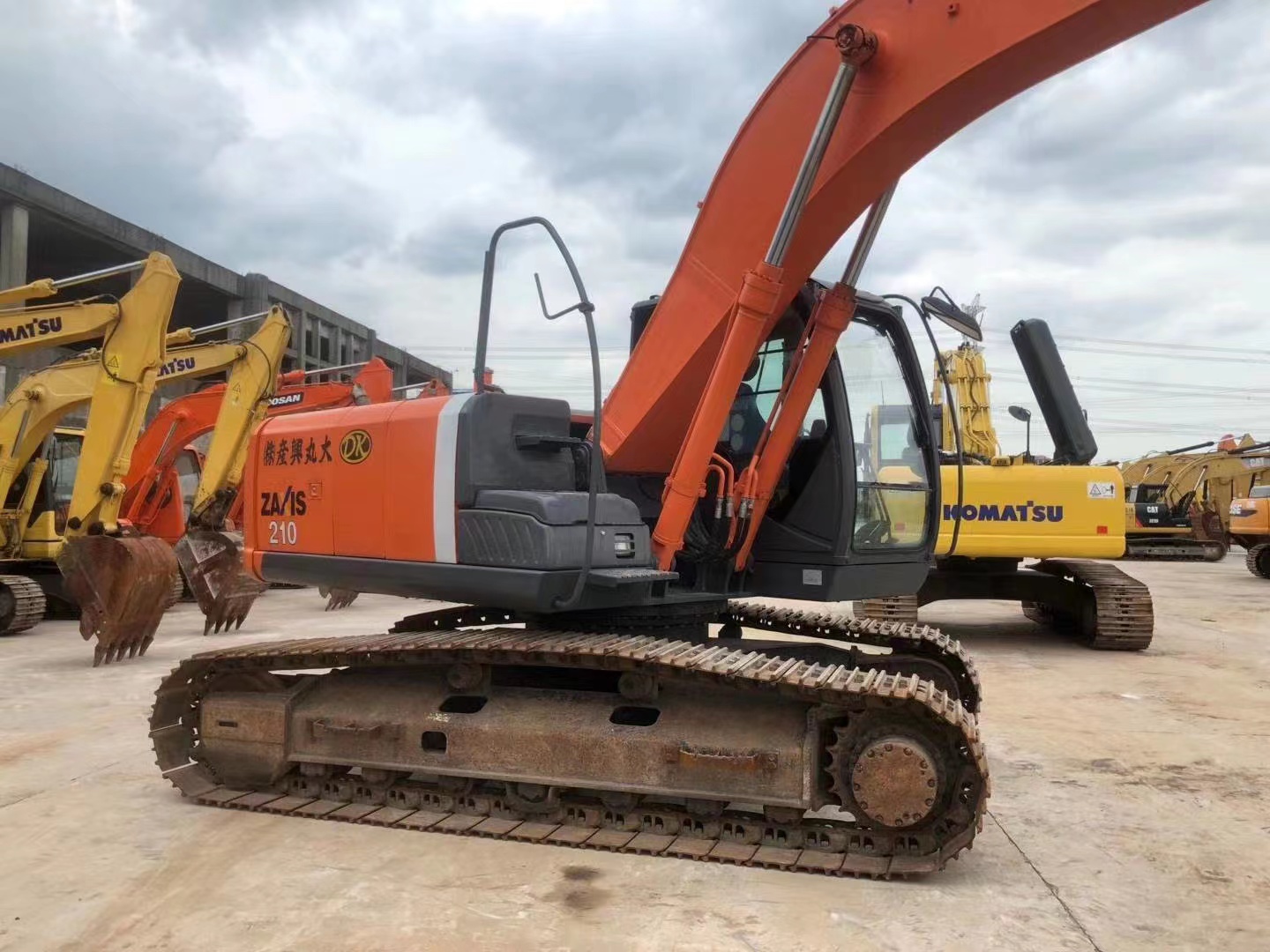 Used HITACHI ZX210 Excavator