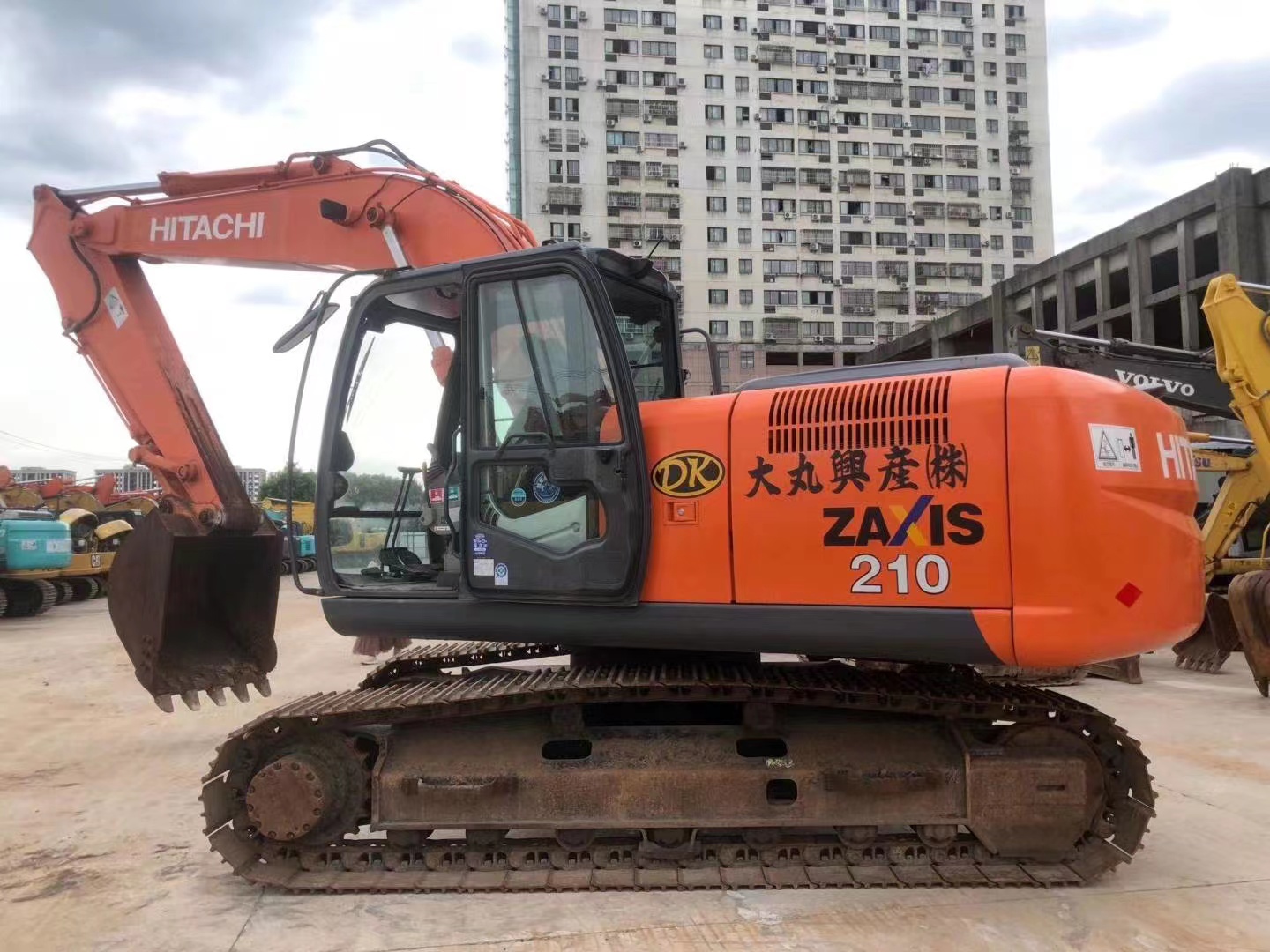 Used HITACHI ZX210 Excavator