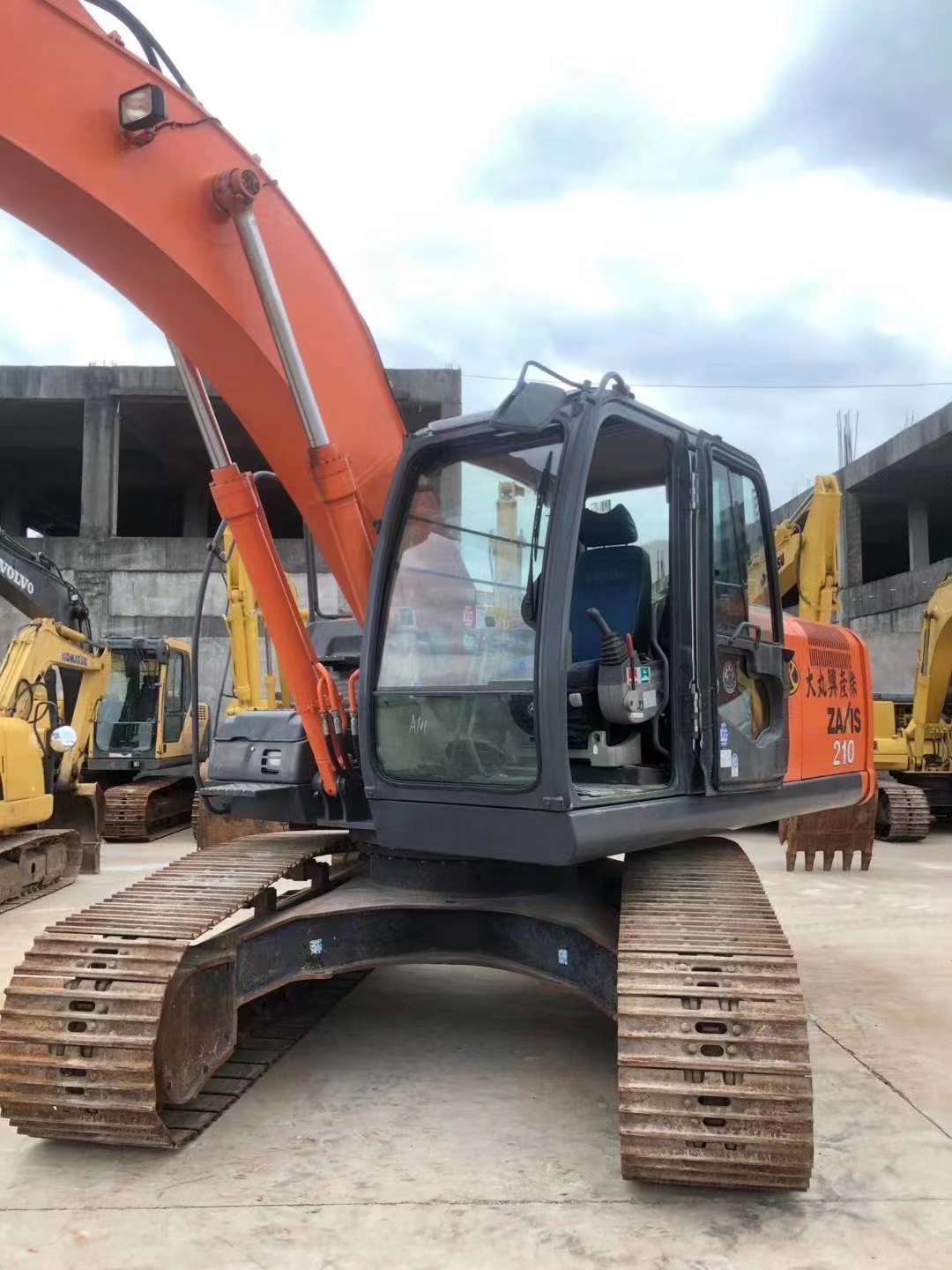 Used HITACHI ZX210 Excavator
