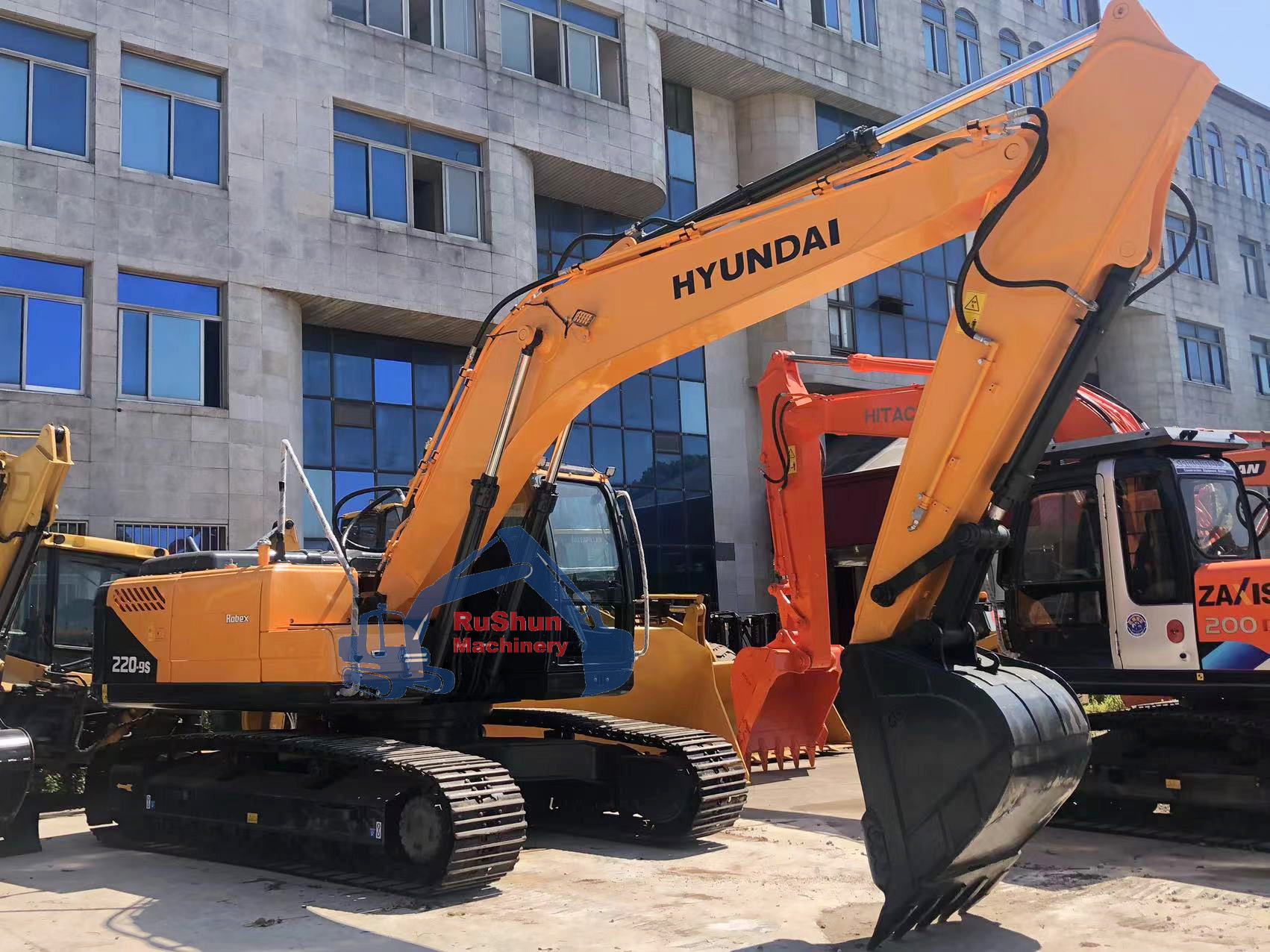Used HYUNDAI R220 Excavator