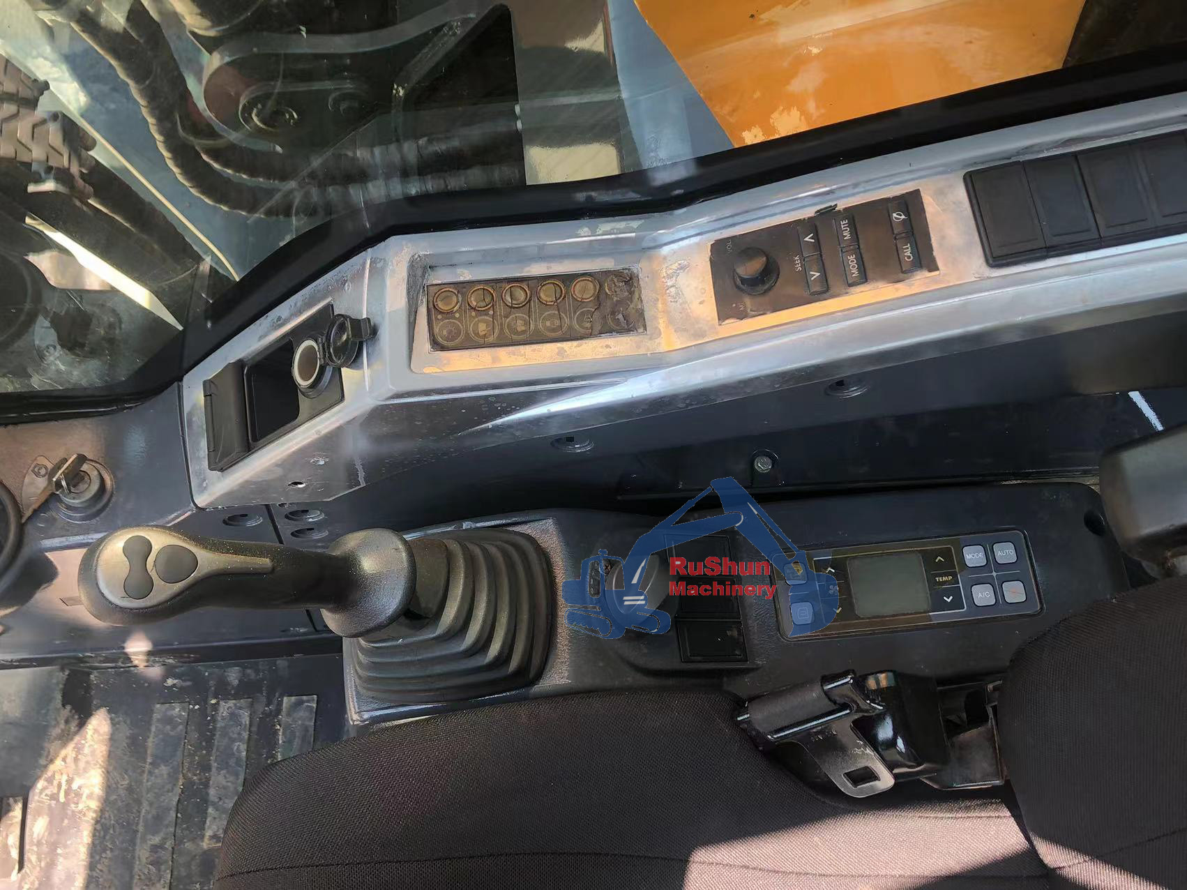 Used HYUNDAI R220 Excavator