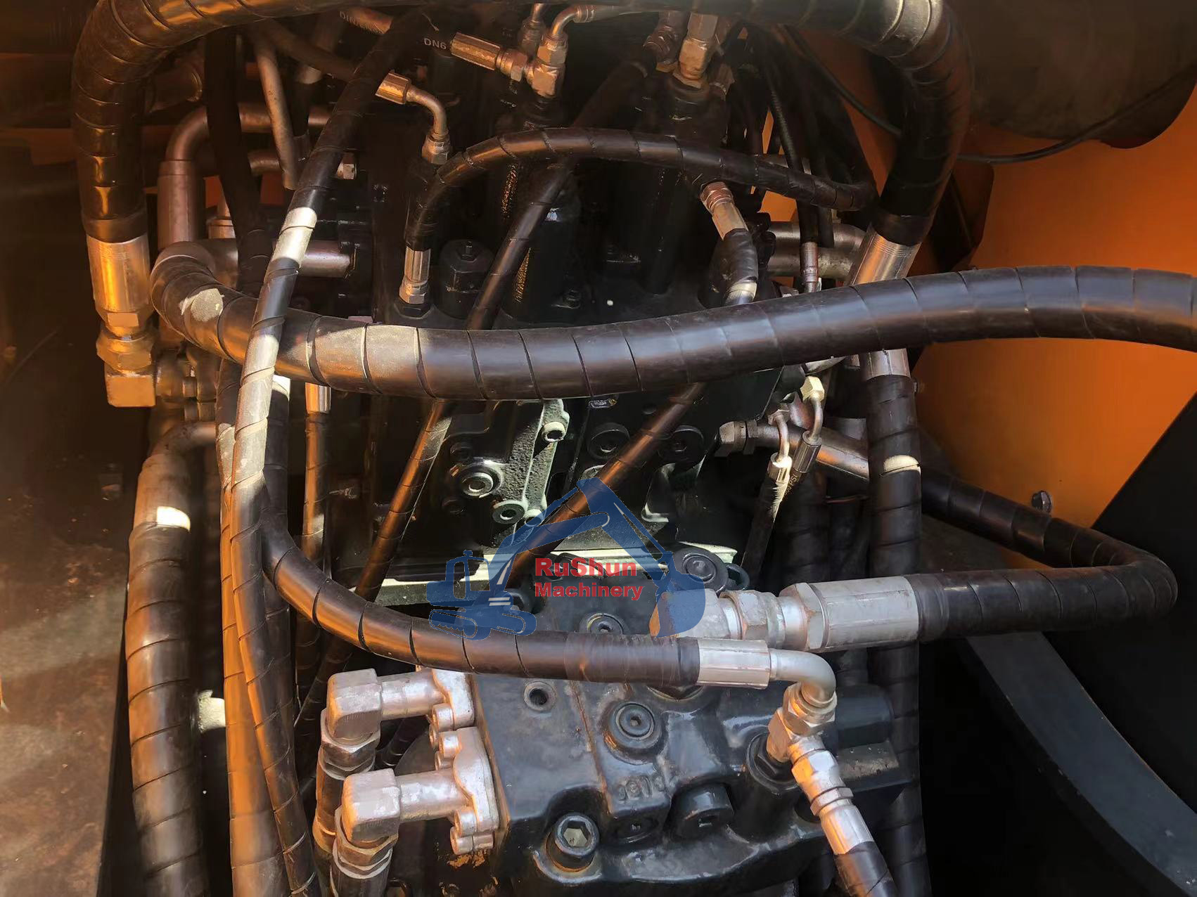 Used HYUNDAI R220 Excavator