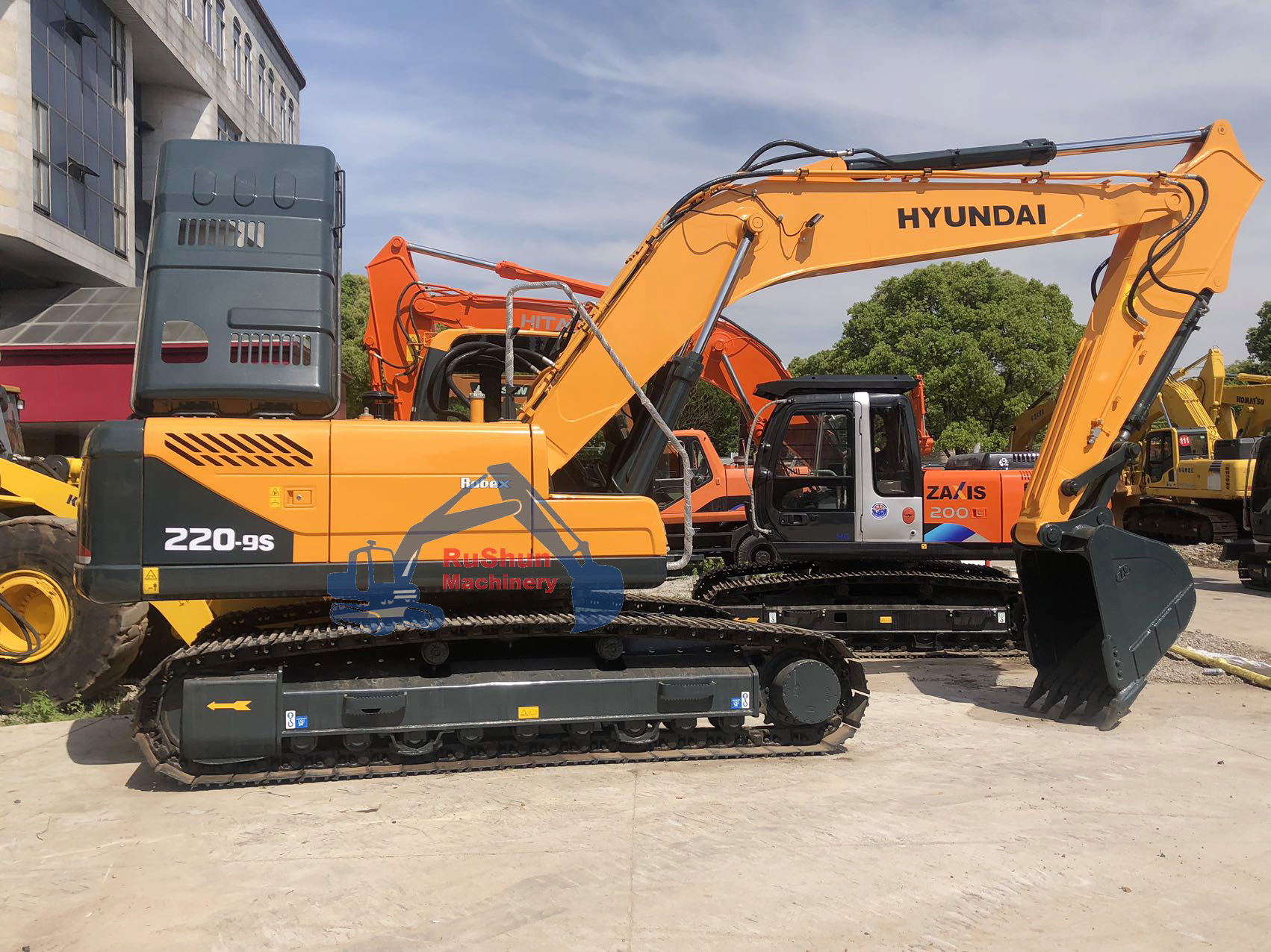 Used HYUNDAI R220 Excavator
