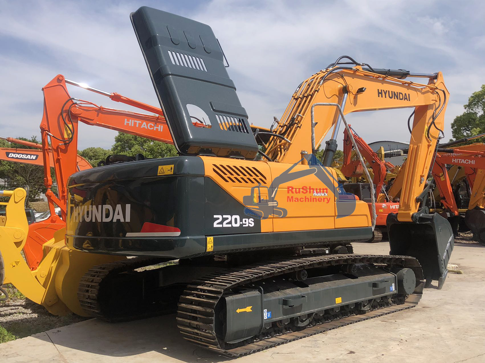 Used HYUNDAI R220 Excavator