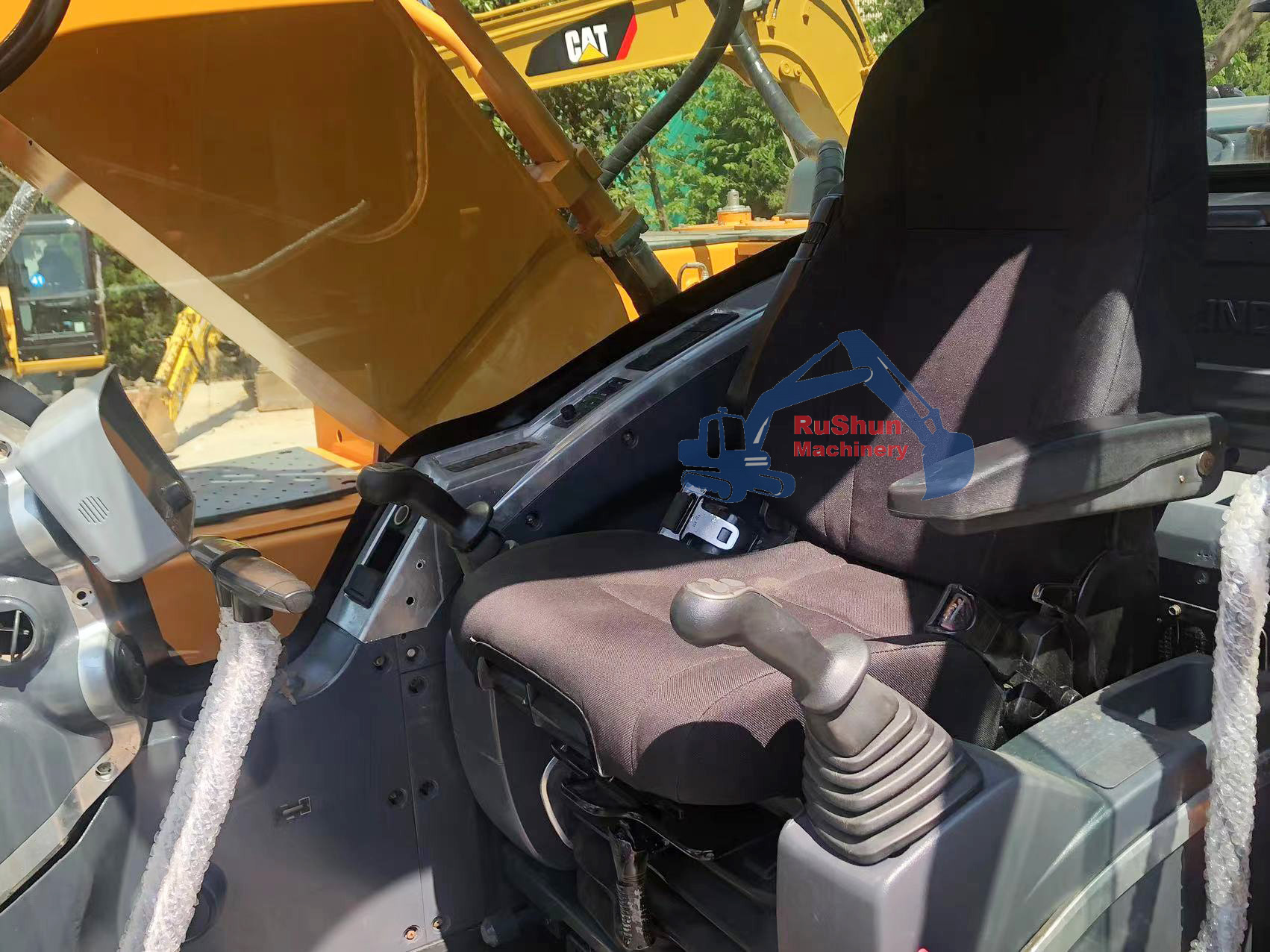 Used HYUNDAI R220 Excavator
