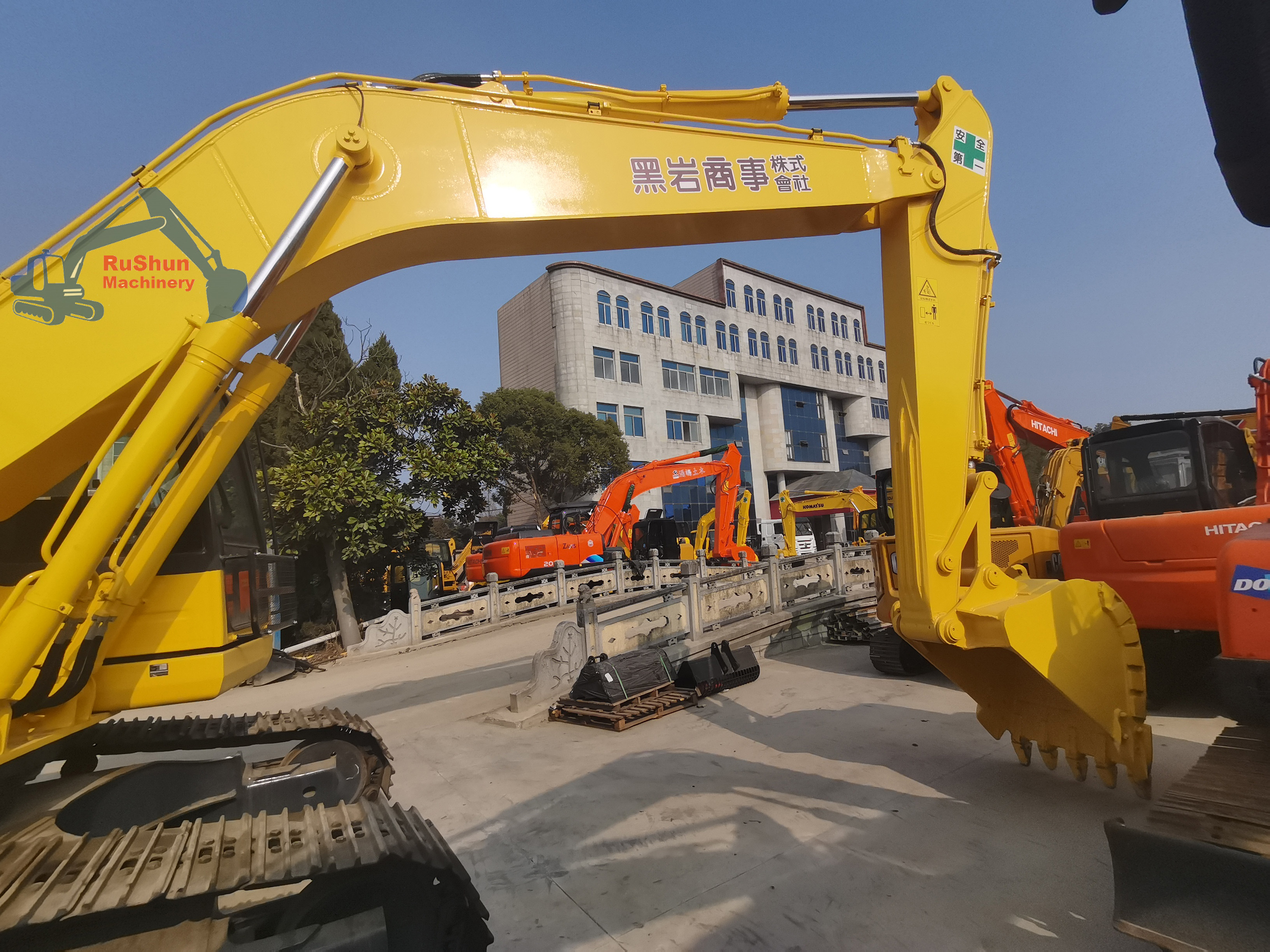 Used KOMATSU PC200-8 Excavator