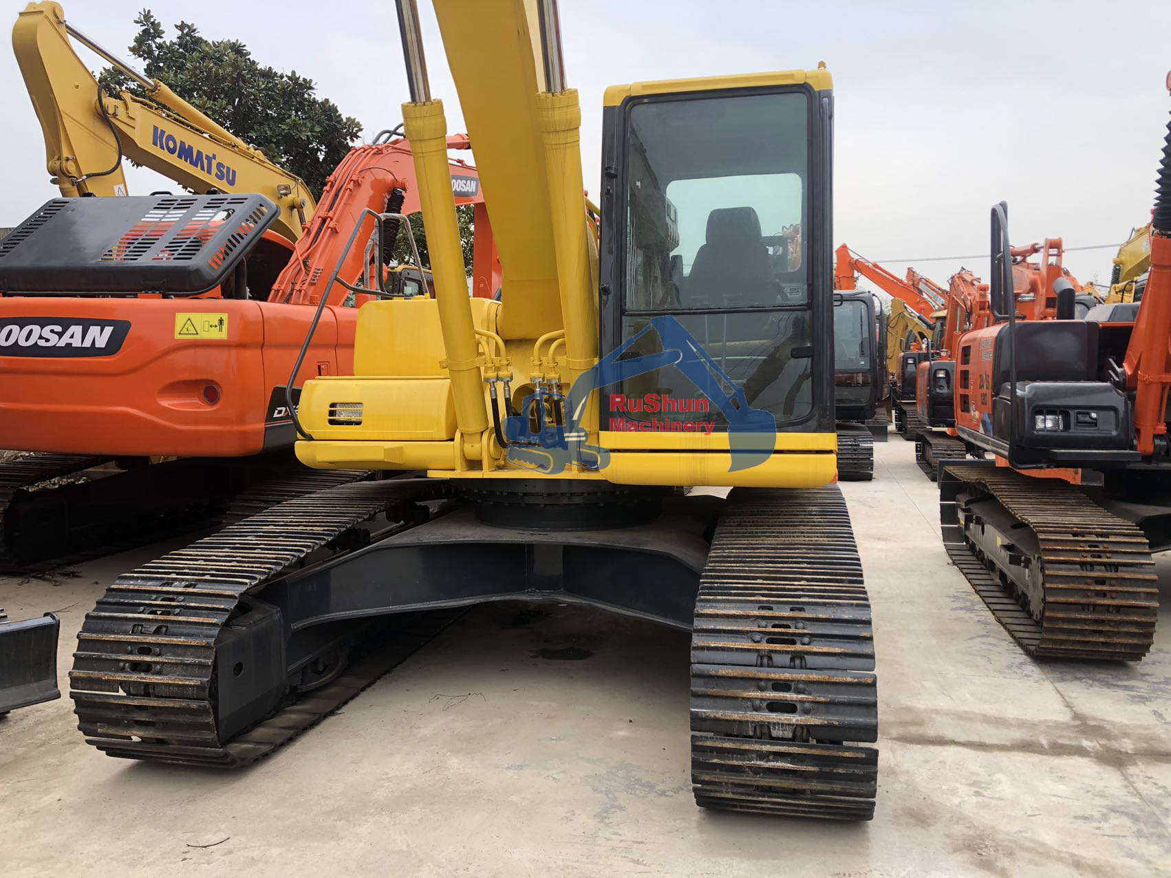Used KOMATSU PC220-6 Excavator
