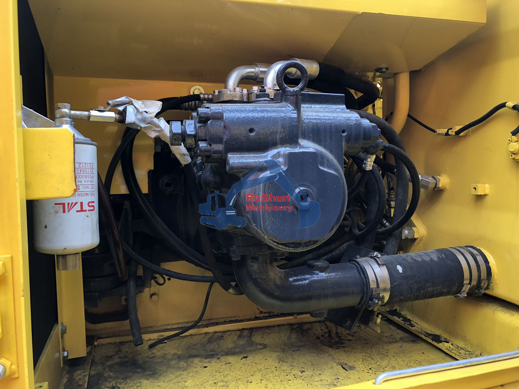 Used KOMATSU PC220-6 Excavator