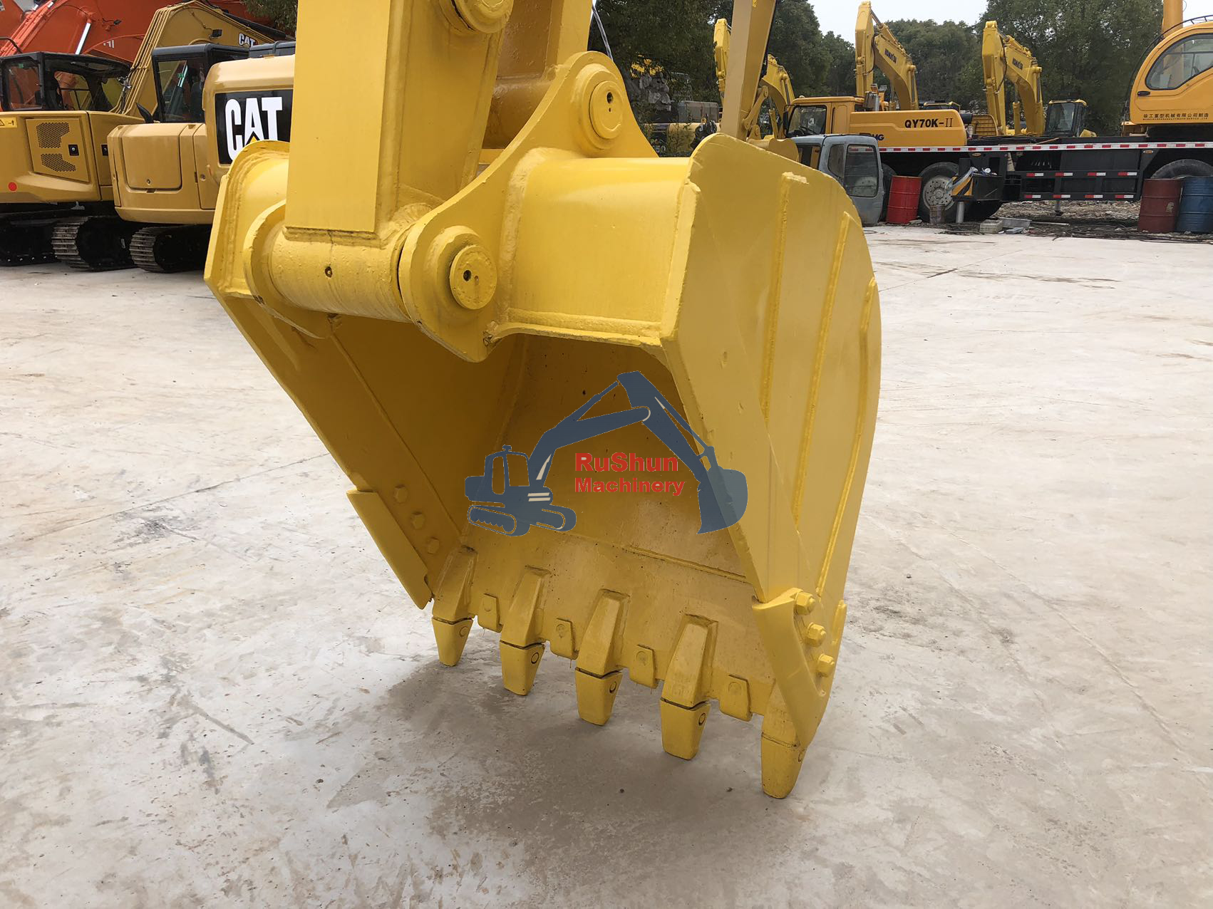 Used KOMATSU PC220-6 Excavator