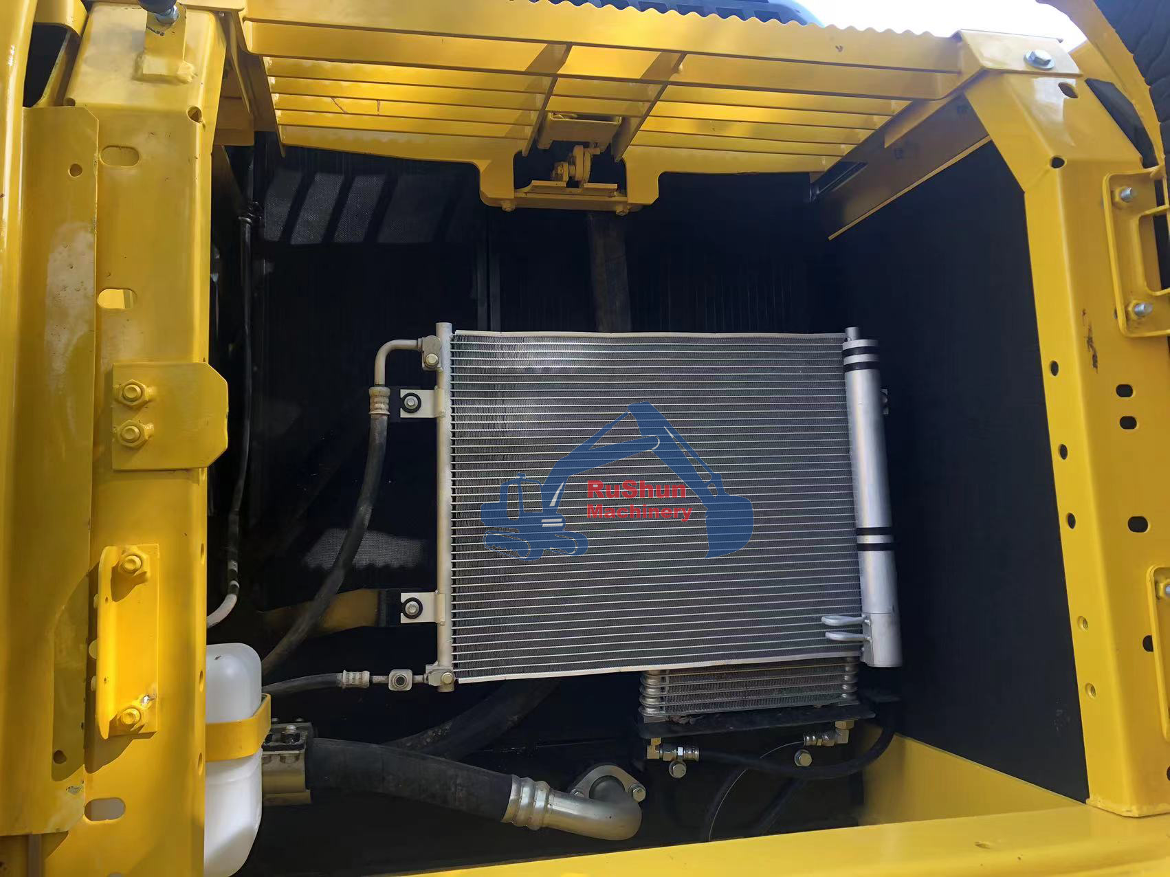 Used KOMATSU PC220-8 Excavator