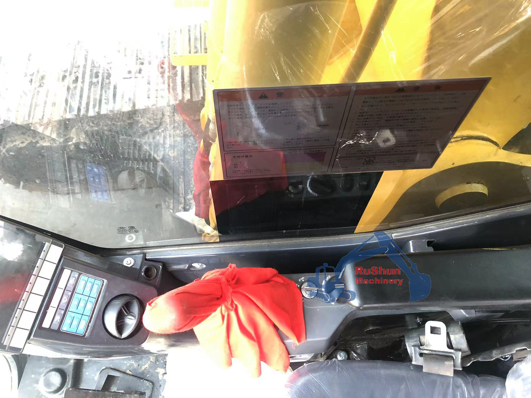 Used KOMATSU PC220-8 Excavator